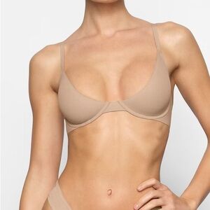 SKIMS fits everybody plunge bra BNWT sz 38A